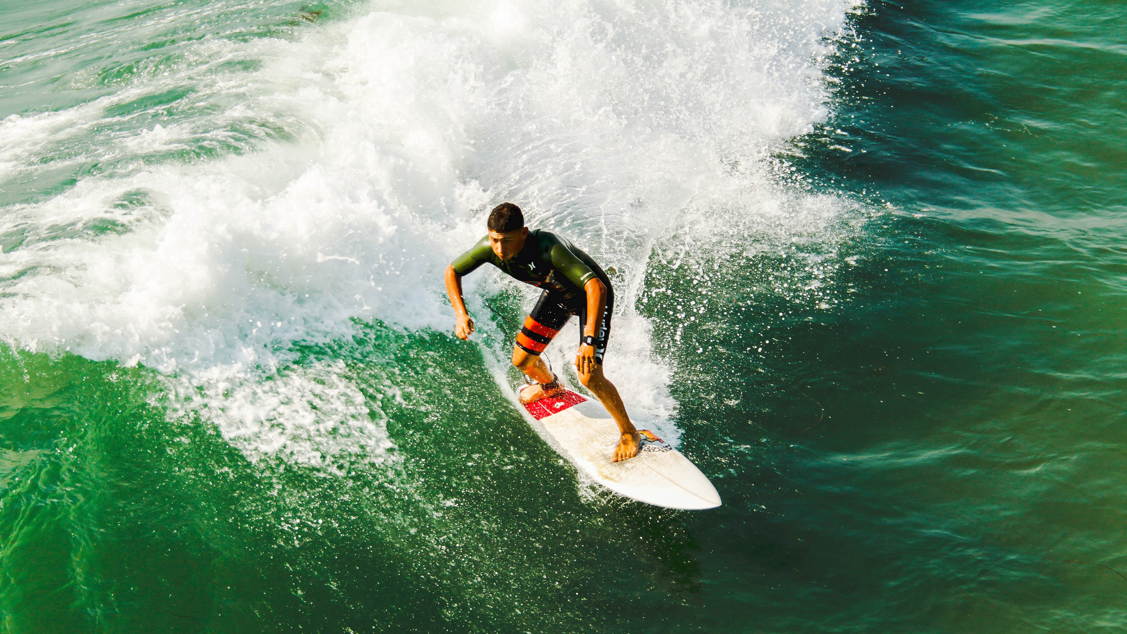 英超：利物浦2-2战平阿斯顿维拉，萨拉赫和奥巴梅杨各进一球，利物浦官方宣布与萨拉赫续约
