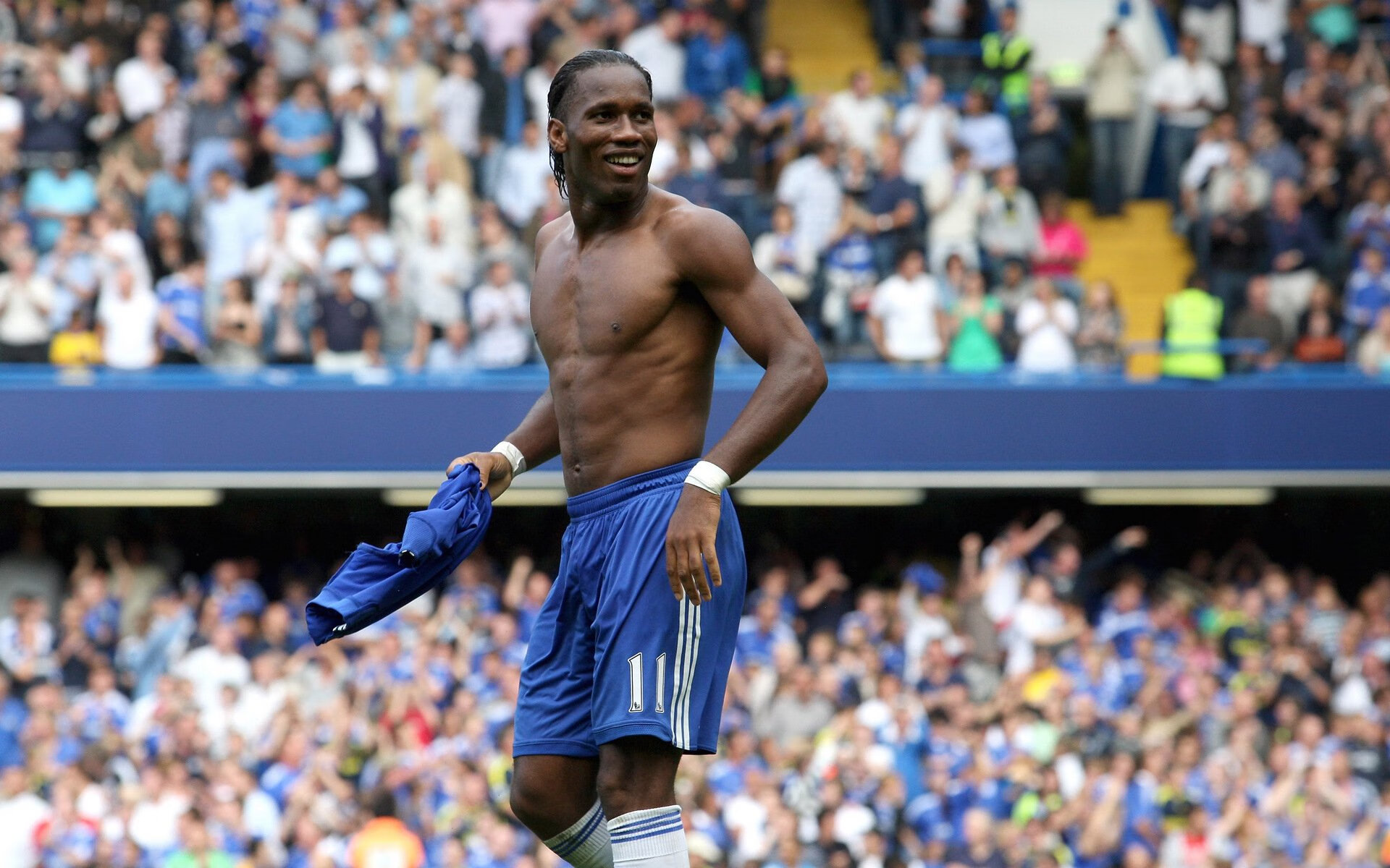 足球历史巡礼：从草地到现代化场馆的变迁，足球场的草地是真的还是假的