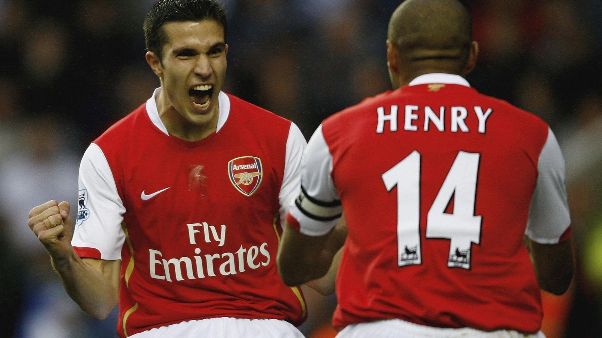 足球历史巡礼：从草地到现代化场馆的变迁，足球场的草地是真的还是假的